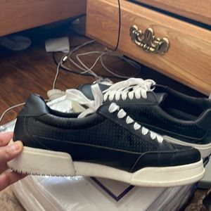 Excellent condition black sneakers